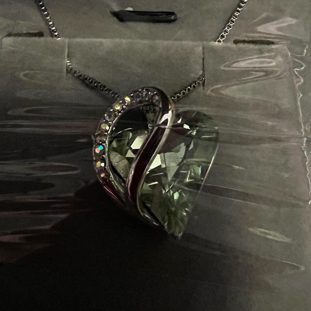 Exquisite LEAFAEL Silver Tone Necklace with Green Crystal Heart Pendant Necklace - Picture 2 of 4